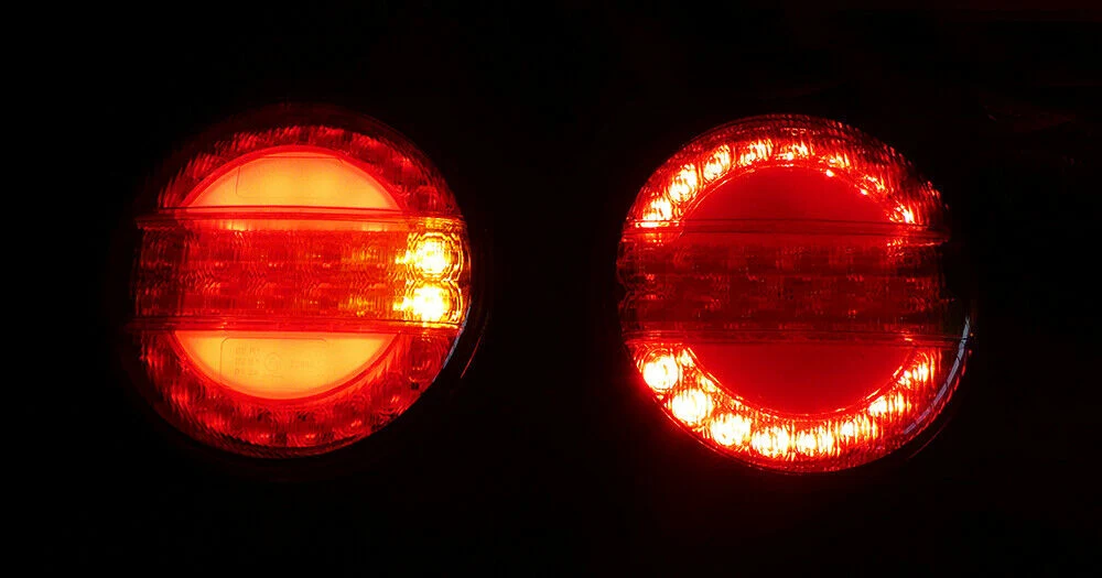 Комплект 2 Броя LED Лед Диоден Стоп Тип Хамбургер Бягащ Диниамичен Мигач, Ефект Неон Ø14cm, 12V-24V, За Камион, Ремарке, Б...